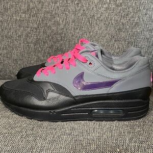 Nike Mens Black and Gray Sneakers with Pink and Purple Highlights